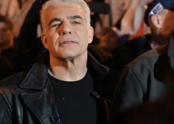 Quel homme distingué ! Lapid promet de vaincre le « gouvernement Netanyahou soutien du terrorisme »