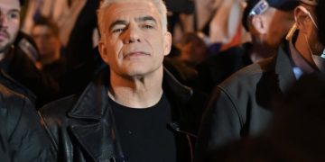 Quel homme distingué ! Lapid promet de vaincre le « gouvernement Netanyahou soutien du terrorisme »