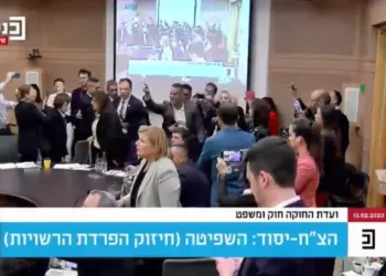 Debout sur les tables, les députés opposés à la réforme judiciaire sèment le chaos à la Knesset