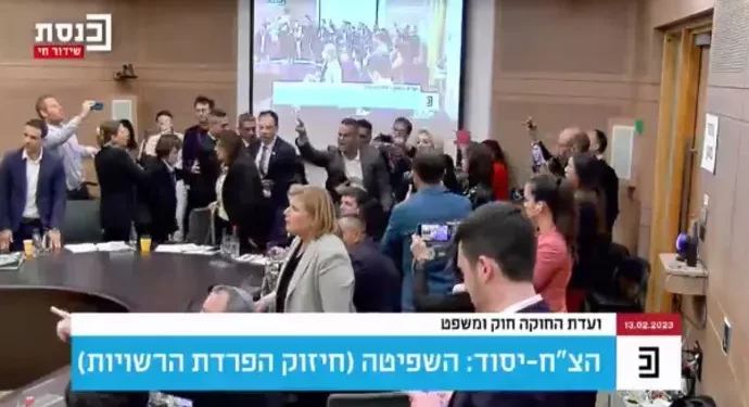 Debout sur les tables, les députés opposés à la réforme judiciaire sèment le chaos à la Knesset