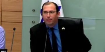 Atteinte à la démocratie : des activistes ont fait irruption pour faire taire le comité constitutionnel – au nom de la démocratie