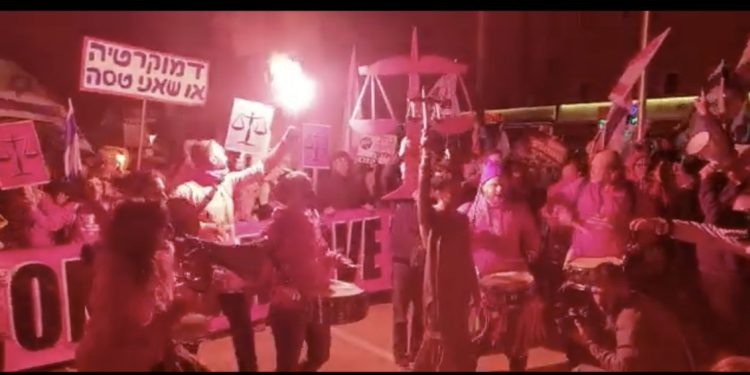 Le Likoud a déposé plainte contre Ehud Barak pour incitation à la violence et les troubles sociaux