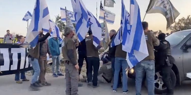 Les gauchistes sauvent la démocratie. Comment ? En empêchant les législateurs d’aller voter