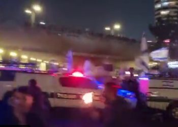 Samedi soir, des manifestants ont bloqué l’autoroute Ayalon à Tel Aviv – 18 personnes arrêtées