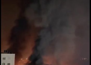 Après le double attentat meurtrier de dimanche midi, les immeubles brûlent à Hawara