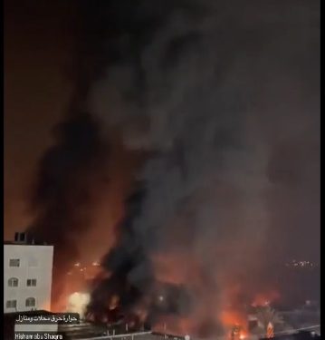 Après le double attentat meurtrier de dimanche midi, les immeubles brûlent à Hawara