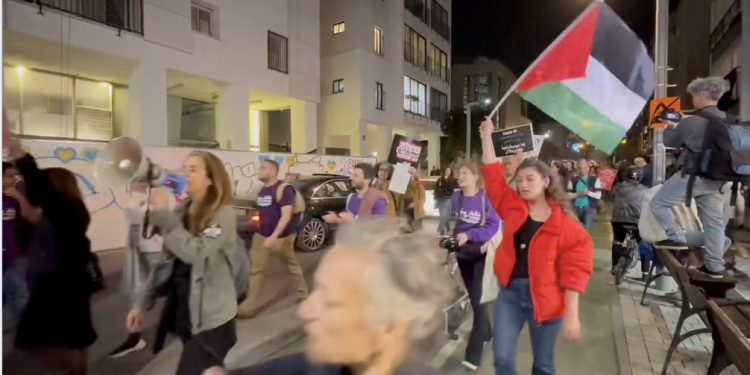 Des gauchistes israéliens manifestent avec le drapeau palestinien pendant que des Arabes, le même jour, tuaient des juifs