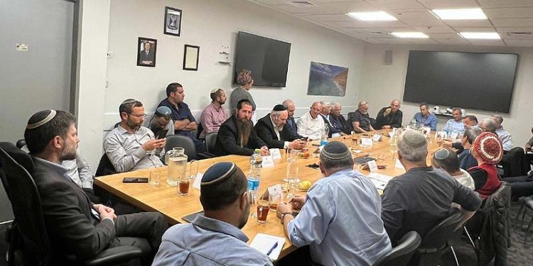 Village bédouin illégal de Khan al-Ahmar, seconde couleuvre que Bibi a fait avaler à Smotrich ?