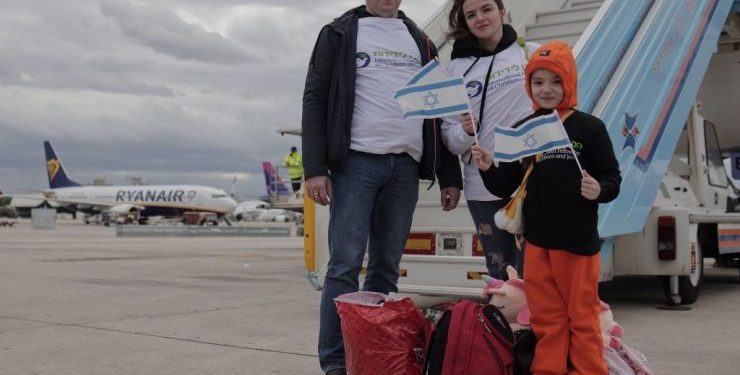 Un avion de réfugiés juifs ukrainiens arrive en Israël depuis ce qu’ils décrivent comme « l’enfer ukrainien »