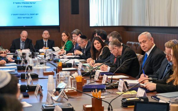 Netanyahou lors de la réunion du cabinet : « Heureux de décevoir nos ennemis. Nous resterons une démocratie forte »