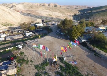 « L&rsquo;État devra dire à la Haute Cour si elle détruit l&rsquo;avant-poste bédouin illégal Khan al-Ahmar »