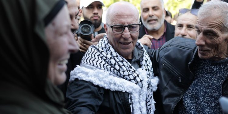 Sur ordre du ministre de la Défense, la police a fait une descente chez 2 terroristes libérés – et saisi l’argent et les cadeaux donnés par l’AP