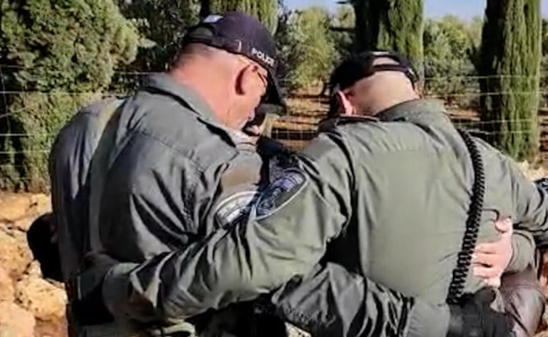 Incroyable : l’officier qui a bloqué les membres de droite de la Knesset est un militant du parti Yesh Atid !