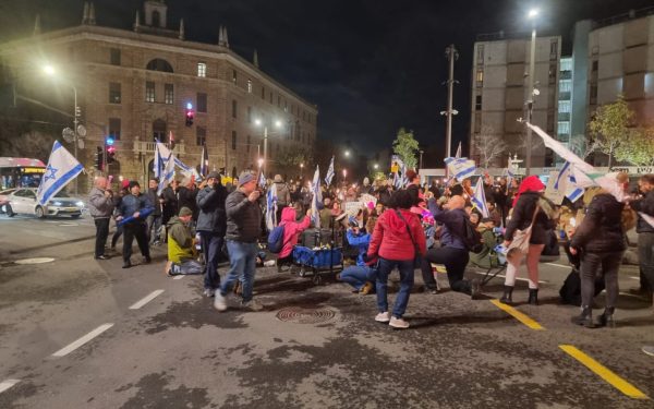 Ben Gvir demande au responsable de la police d’expliquer l’inaction de la police face aux manifestants d’extrême gauche