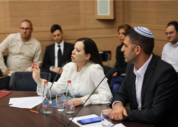 Députée Gottlieb : « Hier, j&rsquo;ai vu les policiers de Tel-Aviv étreindre des manifestants – c&rsquo;est quoi cette histoire ? »