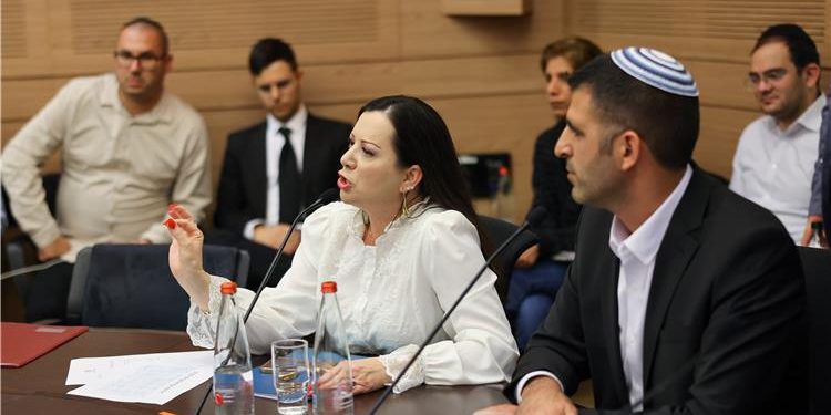 Députée Gottlieb : « Hier, j’ai vu les policiers de Tel-Aviv étreindre des manifestants – c’est quoi cette histoire ? »