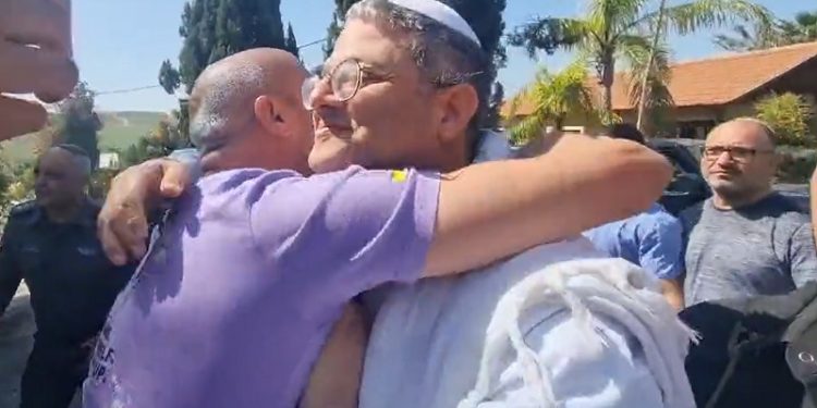 Pendant Shabbat, des activistes ont manifesté devant la synagogue où priait Ben Gvir, la réponse a été furieuse