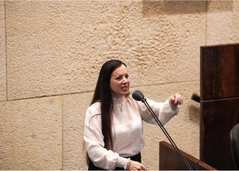 Députée Gottlieb : « Hier, j’ai vu les policiers de Tel-Aviv étreindre des manifestants – c’est quoi cette histoire ? »