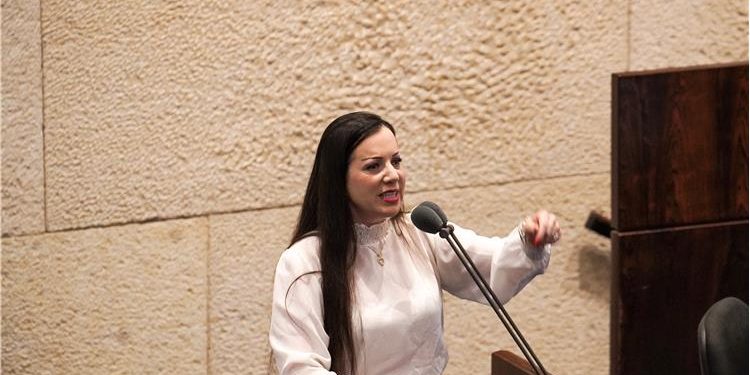 Députée Gottlieb : « Hier, j’ai vu les policiers de Tel-Aviv étreindre des manifestants – c’est quoi cette histoire ? »