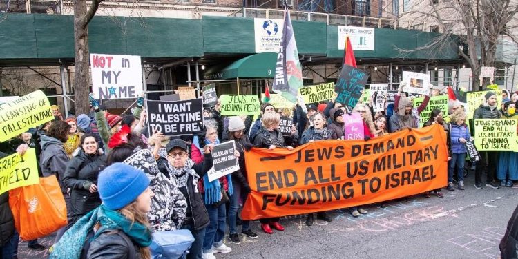 New-York : des juifs de gauche menés par l’ONG pro-arabe Jewish Voice for Peace, manifestent contre l’aide militaire à Israël