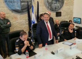 Ben Gvir rend hommage à l’agent infiltré qui a démasqué 25 trafiquants d’armes