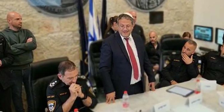 Ben Gvir rend hommage à l’agent infiltré qui a démasqué 25 trafiquants d’armes