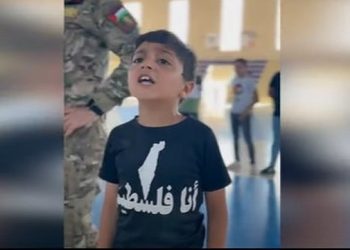 Une mère de l’Autorité palestinienne apprend à son fils comment devenir un « martyr »