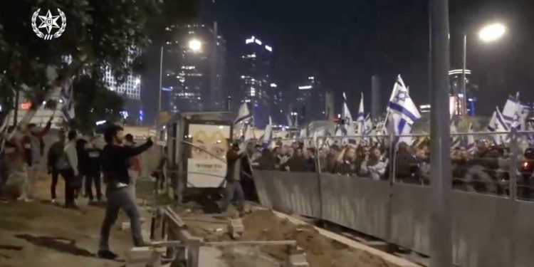 Chaos antidémocratique : Les émeutiers ont franchi les barrières, bloqué l’Ayalon et attaqué des policiers