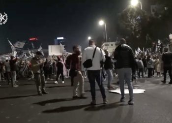 Chaos antidémocratique : Les émeutiers ont franchi les barrières, bloqué l’Ayalon et attaqué des policiers
