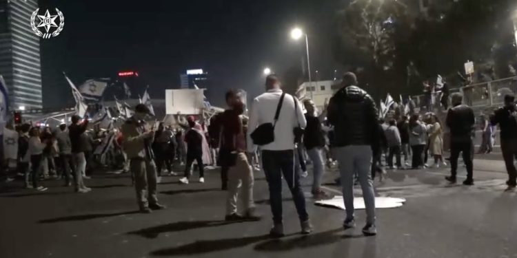 Chaos antidémocratique : Les émeutiers ont franchi les barrières, bloqué l’Ayalon et attaqué des policiers