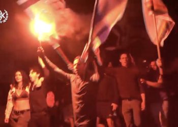 Chaos antidémocratique : Les émeutiers ont franchi les barrières, bloqué l&rsquo;Ayalon et attaqué des policiers