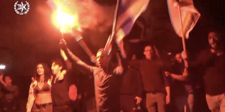 Chaos antidémocratique : Les émeutiers ont franchi les barrières, bloqué l’Ayalon et attaqué des policiers