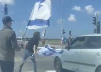 Des anarchistes ont attaqué une femme dans sa voiture, en utilisant des drapeaux pour tenter de la blesser