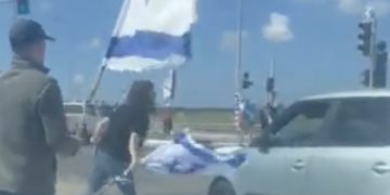 Des anarchistes ont attaqué une femme dans sa voiture, en utilisant des drapeaux pour tenter de la blesser
