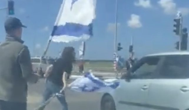 Des anarchistes ont attaqué une femme dans sa voiture, en utilisant des drapeaux pour tenter de la blesser