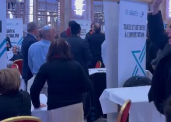 Paris : des manifestants opposés à la réforme judiciaire interrompent le ministre lors d&rsquo;un événement organisé par l&rsquo;Agence juive