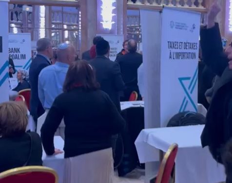 Paris : des manifestants opposés à la réforme judiciaire interrompent le ministre lors d’un événement organisé par l’Agence juive