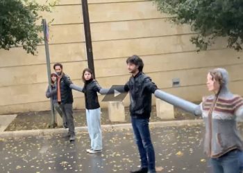 Des manifestants s&rsquo;enchaînent et bloquent la route menant aux ministères – « démocratiquement »