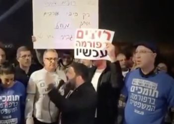 Premières manifestations de la droite : « des années que nous sommes piétinés par la Haute Cour, nous n&rsquo;en voulons plus »