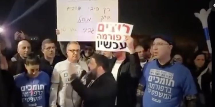 Premières manifestations de la droite : « des années que nous sommes piétinés par la Haute Cour, nous n’en voulons plus »