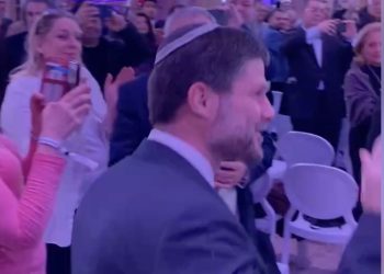 En visite à Paris, Smotrich déclare : « Le peuple palestinien n&rsquo;existe pas – c&rsquo;est la vérité qui doit être entendue à l&rsquo;Elysée »