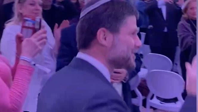 En visite à Paris, Smotrich déclare : « Le peuple palestinien n’existe pas – c’est la vérité qui doit être entendue à l’Elysée »