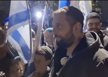 La victoire de David Stern : victime de l&rsquo;attentat, il a traversé Huwara dans un convoi avec des drapeaux israéliens