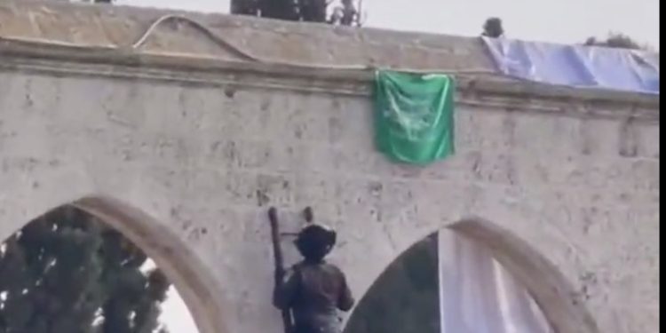 Une personne brandissant le drapeau du Hamas au Mont du Temple a été arrêtée