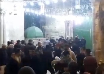 La police est entrée dans Al-Aqsa pour empêcher les attaques contre les juifs depuis la mosquée