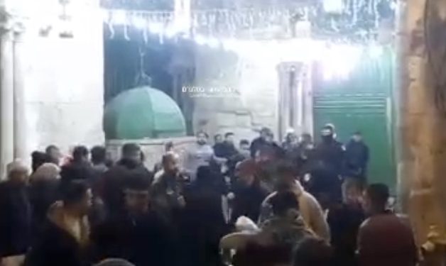 La police est entrée dans Al-Aqsa pour empêcher les attaques contre les juifs depuis la mosquée
