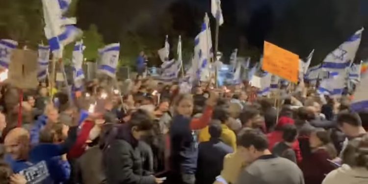 Le limogeage de Gallant prétexte à de nouvelles manifestations : des milliers de personnes à Tel Aviv, l’Ayalon bloqué