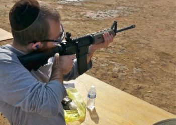 Les clubs de tir de New York et du Texas exhortent les Juifs à apprendre à maîtriser les armes à feu