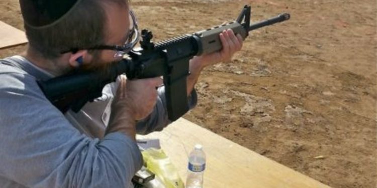Les clubs de tir de New York et du Texas exhortent les Juifs à apprendre à maîtriser les armes à feu