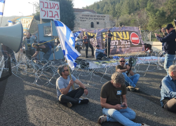 Mercredi 1er mars : pour empêcher la démocratie de fonctionner, les anarchistes bloquent le pays et prennent Israël en otage